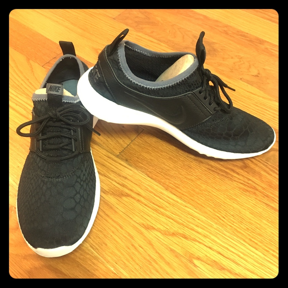 Nike Sneakers (B&W)